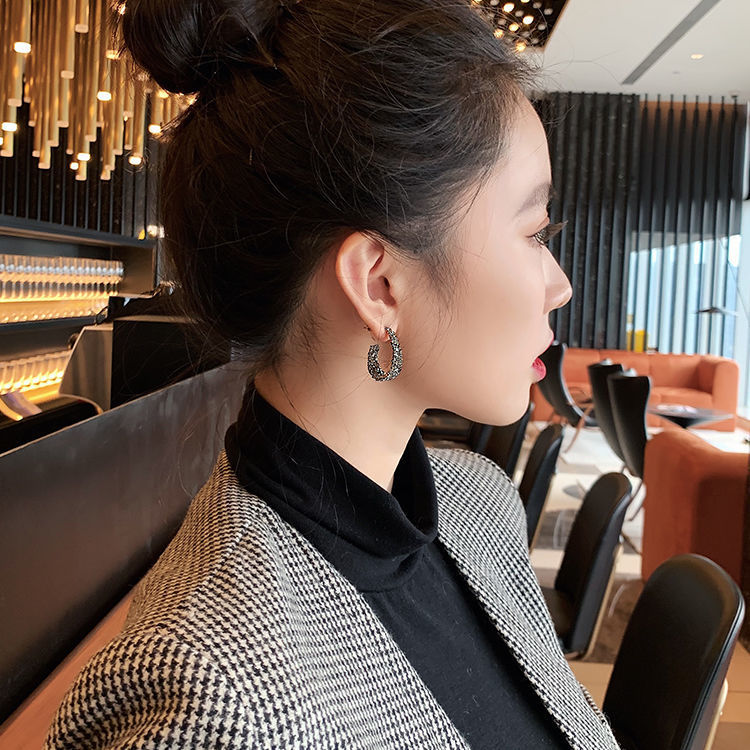 Unique and minimalist earrings with a niche design sense (10 pieces)