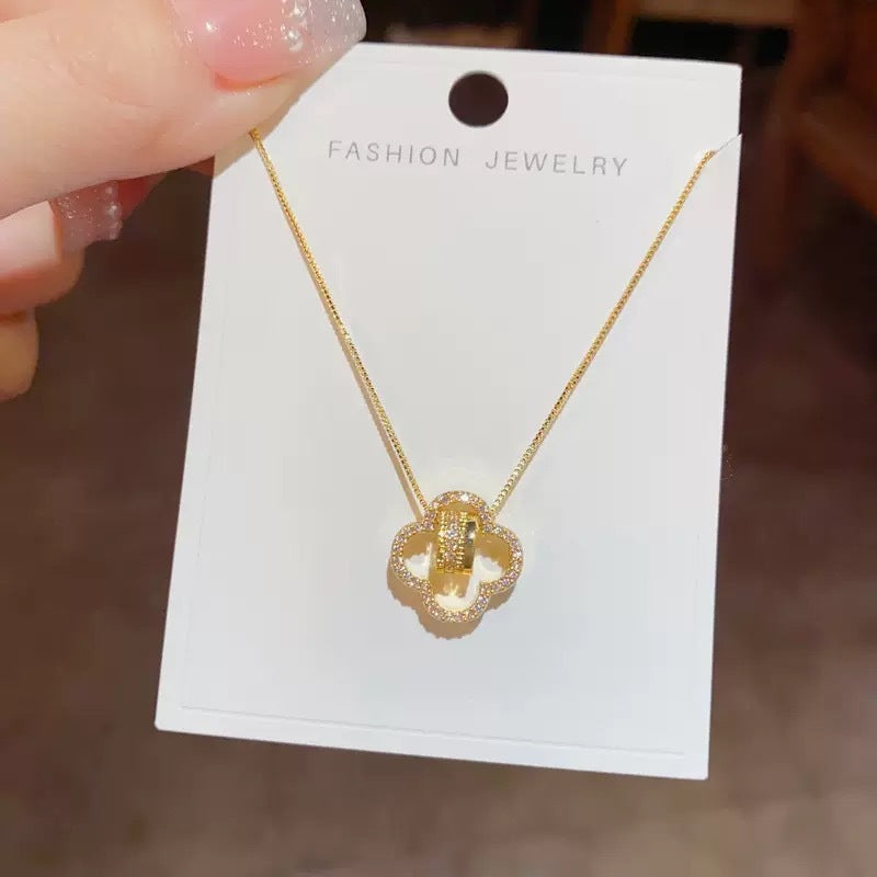 Hot selling clover environmentally friendly zinc alloy transfer bead necklace with diamond inlaid pendant, light luxury collarbone chain (10 pieces)
